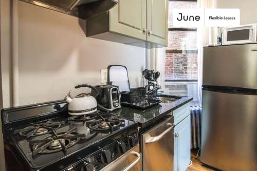 Private bedroom in 3 bed/1 bath Home 9 1
