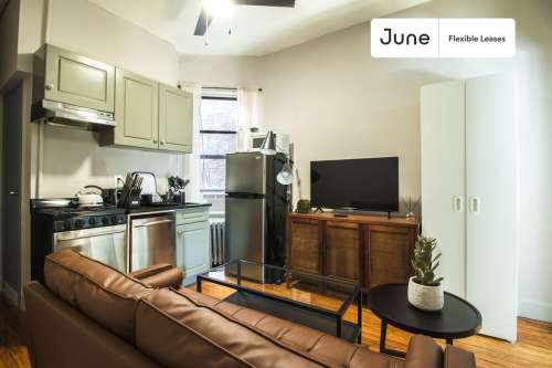 Private bedroom in 3 bed/1 bath Home 8 1