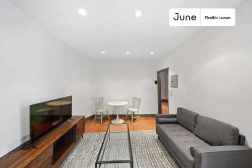 Private bedroom in 4 bed/1 bath Home 110 0