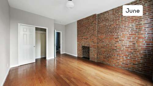 Private bedroom in 4 bed/1 bath Home 39 1