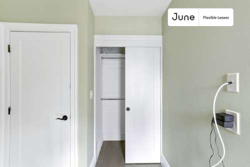 Private bedroom in 3 bed/1 bath Home 17 1