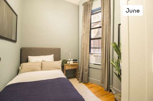 Private bedroom in 3 bed/1 bath Home 6 1