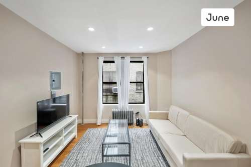 Private bedroom in 4 bed/1 bath Home 81 0