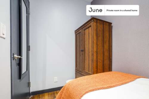 Private bedroom in 4 bed/2 bath Home 22 2