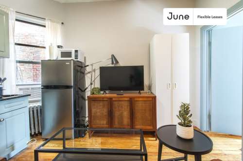Private bedroom in 3 bed/1 bath Home 29 1