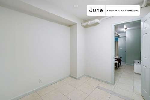 Private bedroom in 3 bed/1 bath Home 52 3