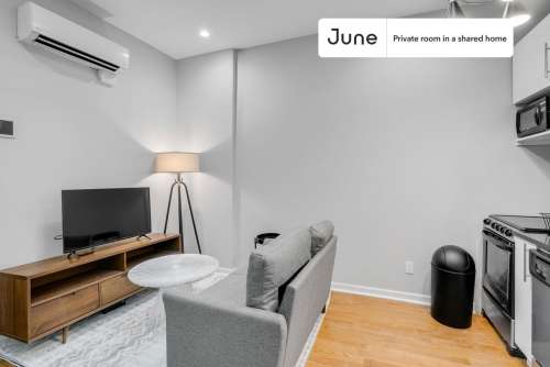 Private bedroom in 3 bed/1 bath Home 17 0