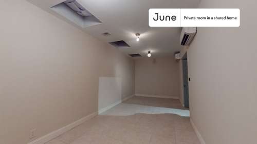 Private bedroom in 3 bed/1 bath Home 51 2