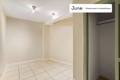 Private bedroom in 3 bed/1 bath Home 26 3