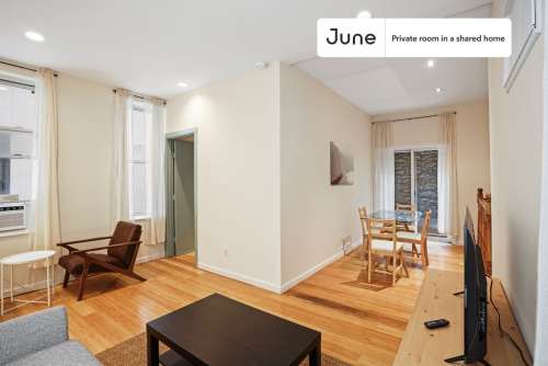 Private bedroom in 3 bed/1 bath Home 34 1