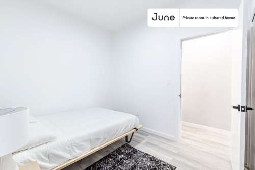 Private bedroom in 4 bed/1 bath Home 182 0