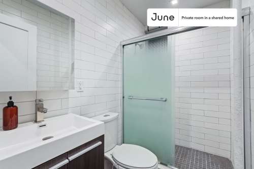 Private bedroom in 4 bed/1 bath Home 173 1