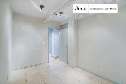 Private bedroom in 3 bed/1 bath Home 54 1