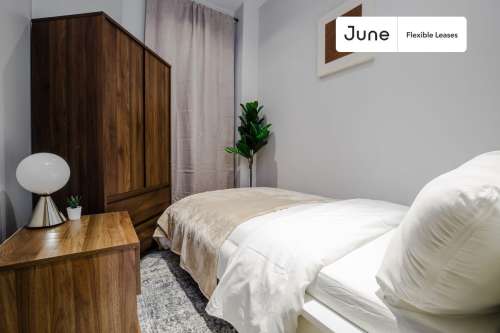 Private bedroom in 4 bed/2 bath Home 67 3