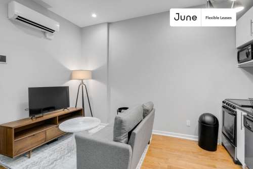Private bedroom in 3 bed/1 bath Home 60 3