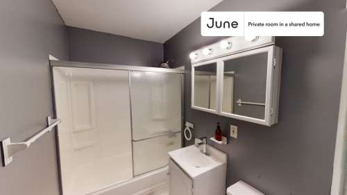 Private bedroom in 3 bed/1 bath Home 71 3