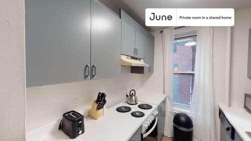 Private bedroom in 3 bed/1 bath Home 70 3