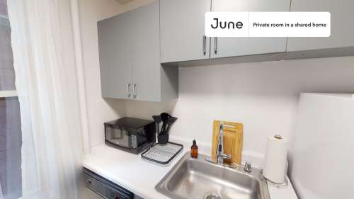 Private bedroom in 3 bed/1 bath Home 71 0