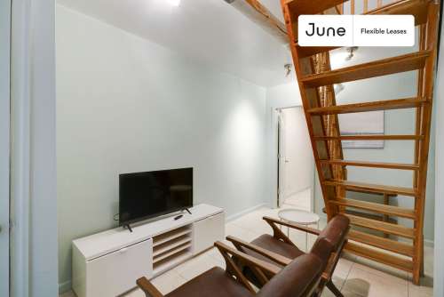 Private bedroom in 3 bed/1 bath Home 80 2