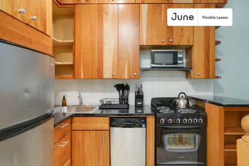 Private bedroom in 3 bed/1 bath Home 79 3