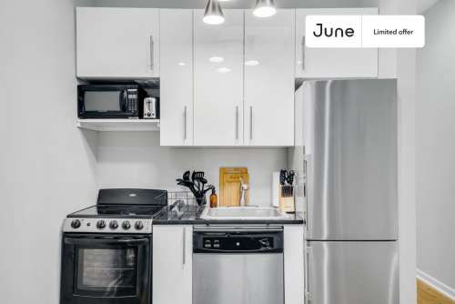 Private bedroom in 3 bed/1 bath Home 92 3
