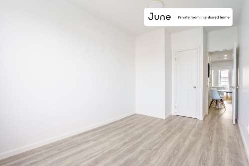 Private bedroom in 4 bed/1 bath Home 9 1