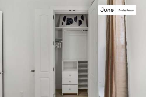 Private bedroom in 4 bed/1 bath Home 252 1