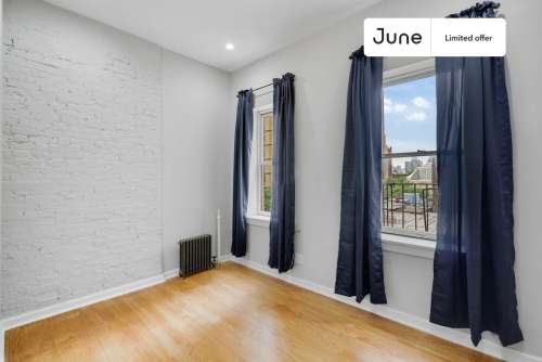 Private bedroom in 3 bed/1 bath Home 111 0