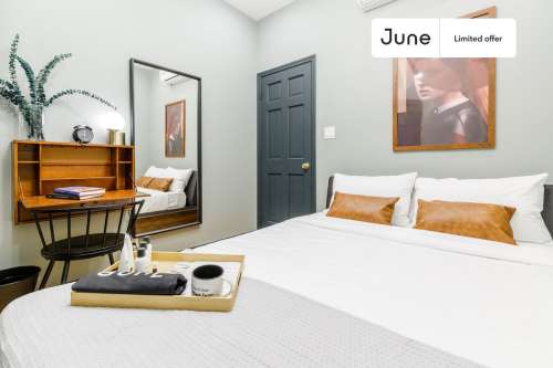 Private bedroom in 3 bed/1 bath Home 117 1