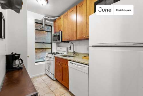Private bedroom in 3 bed/1 bath Home 9 2