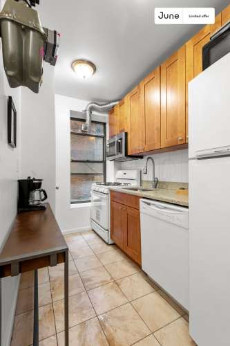 Private bedroom in 3 bed/1 bath Home 3 2