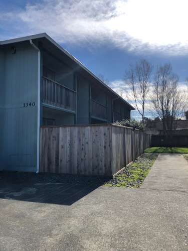 Upstairs 2 bedroom, 1 bath Apartment with Washer/Dryer Connections 0 0