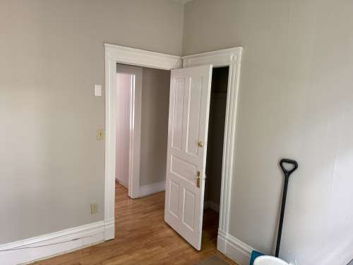S Bed 415 W Grand Ave. 16