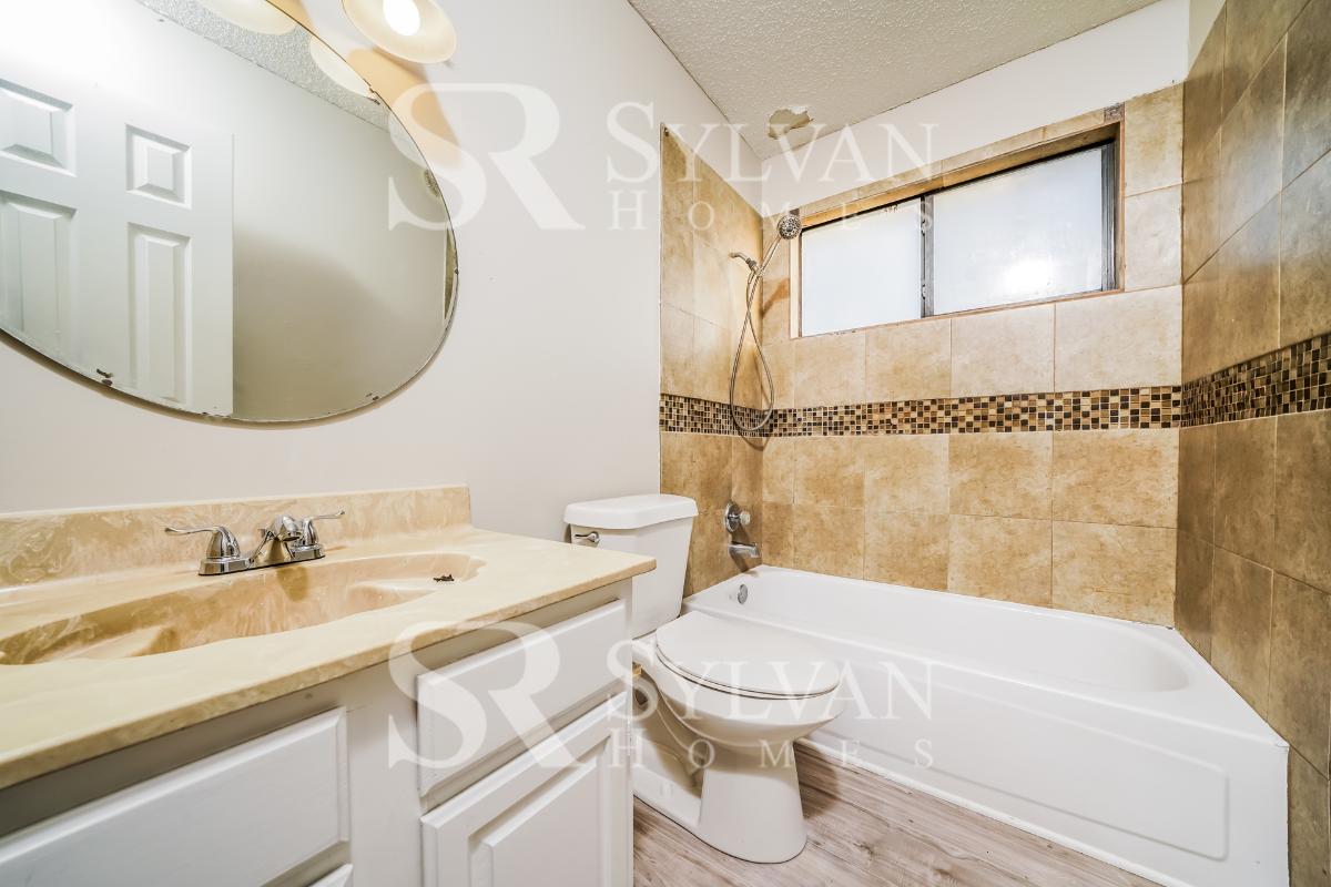 011-photo-bathroom-12422399.jpg
