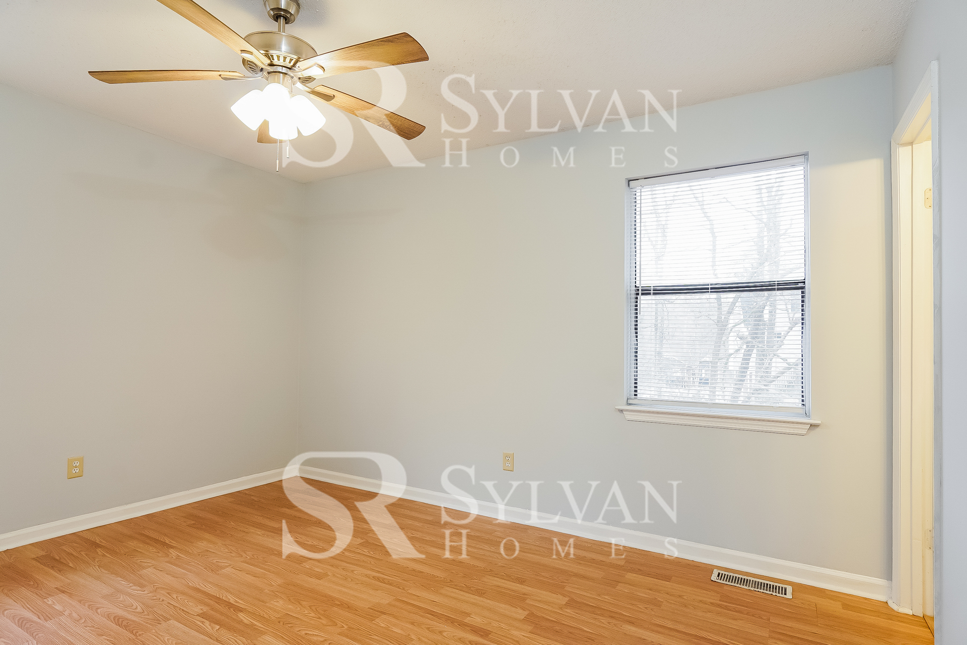 007-photo-main-bedroom-12368847.jpg