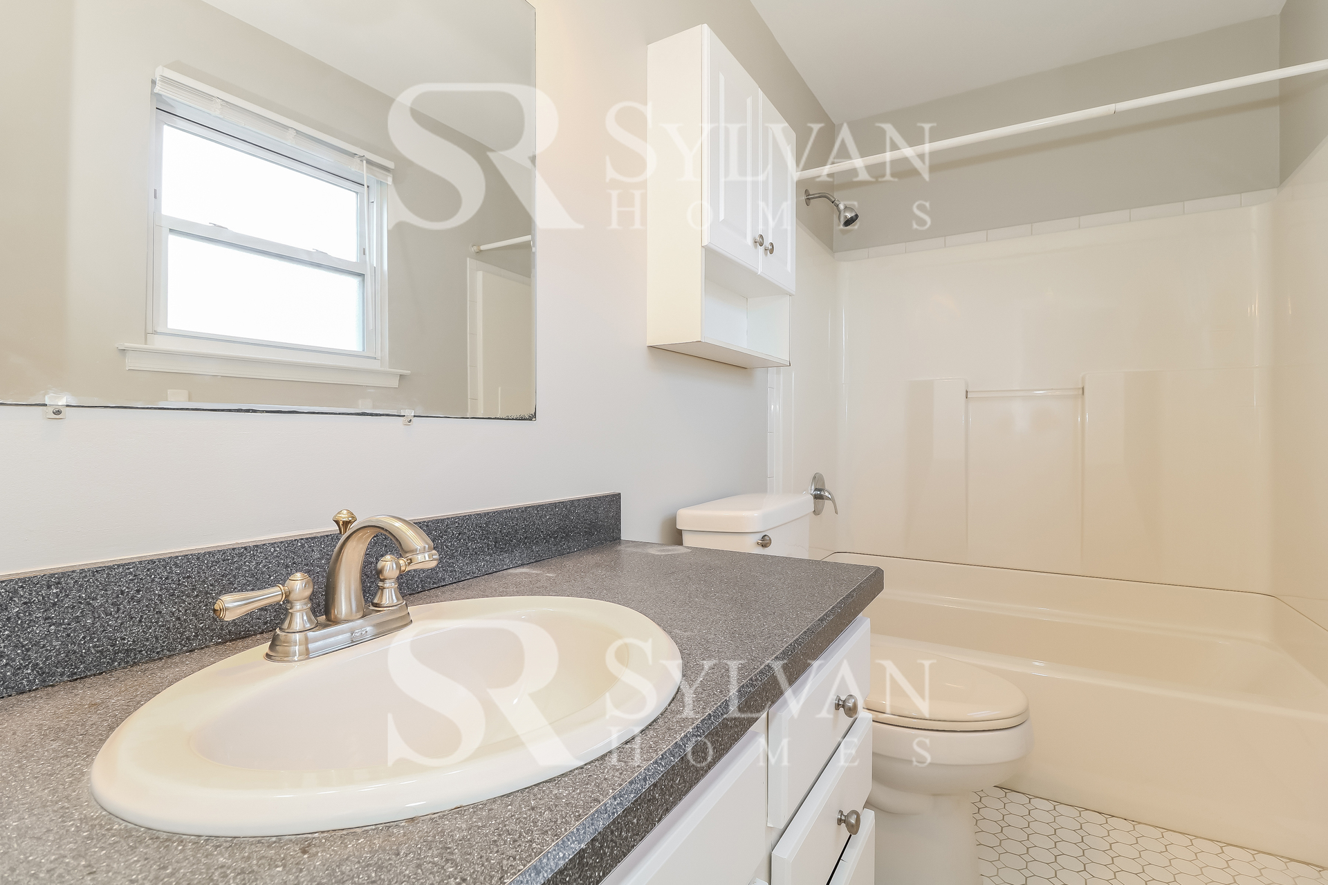 013-photo-bathroom-11929425.jpg