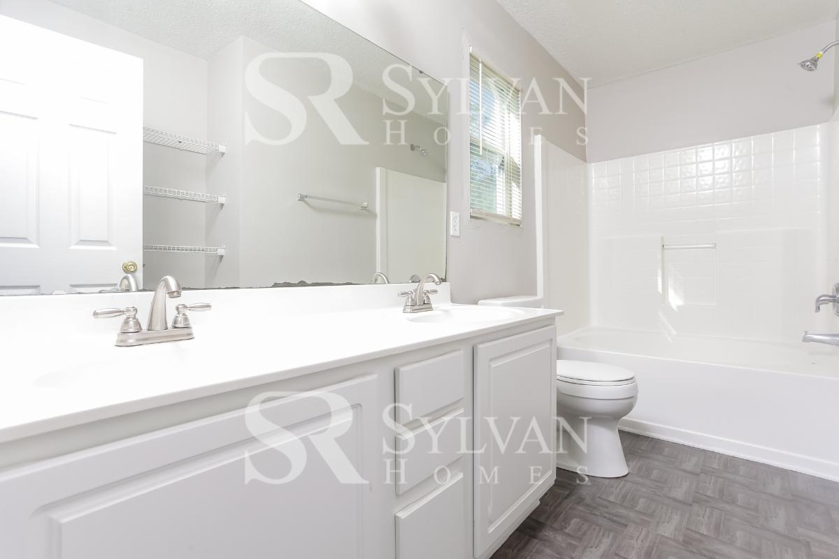 009-photo-main-bathroom-10017631.jpg