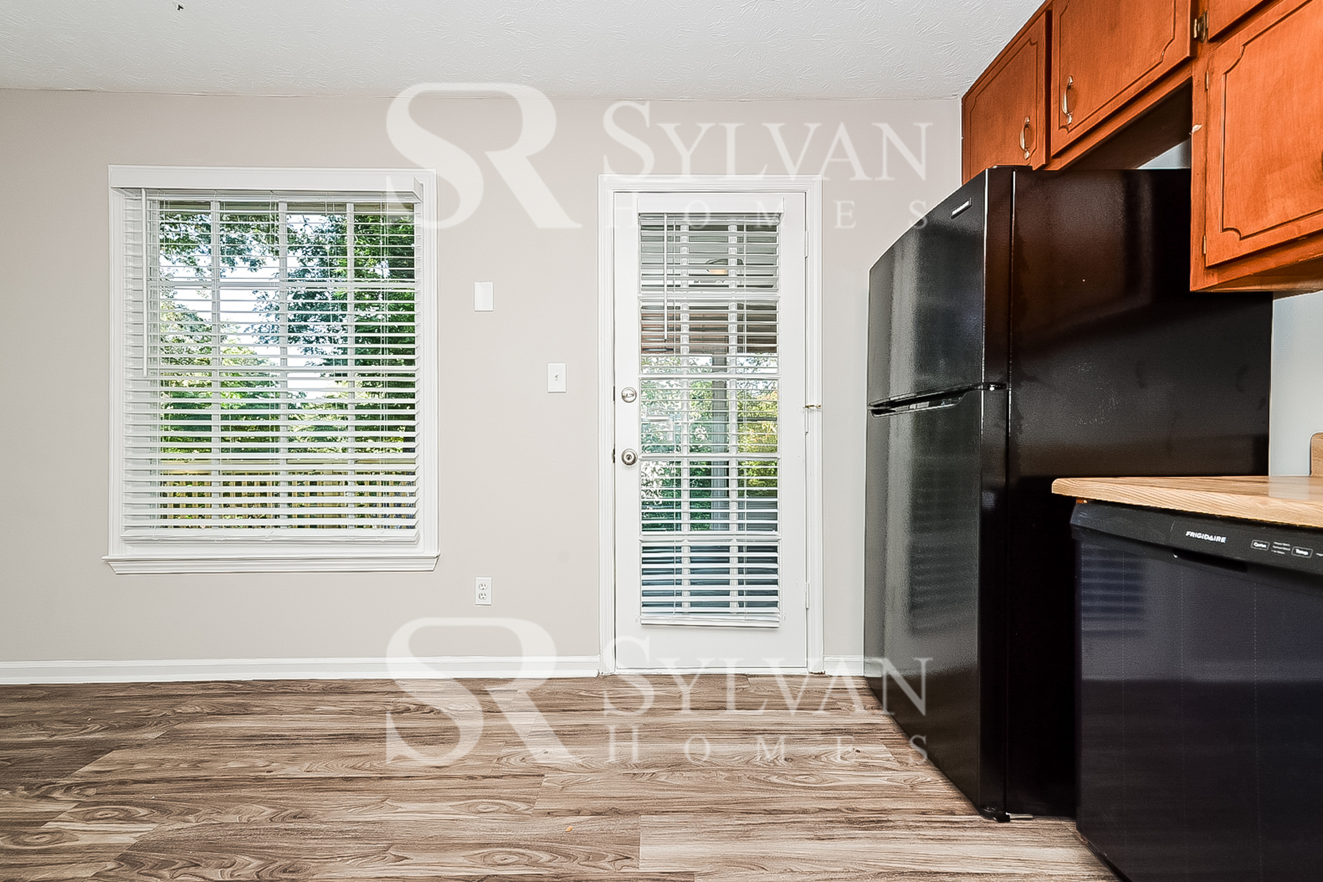 004-photo-dining-room-11977744.jpg