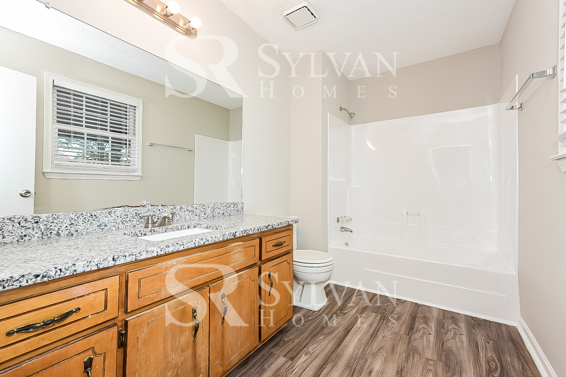 009-photo-main-bathroom-11977737.jpg