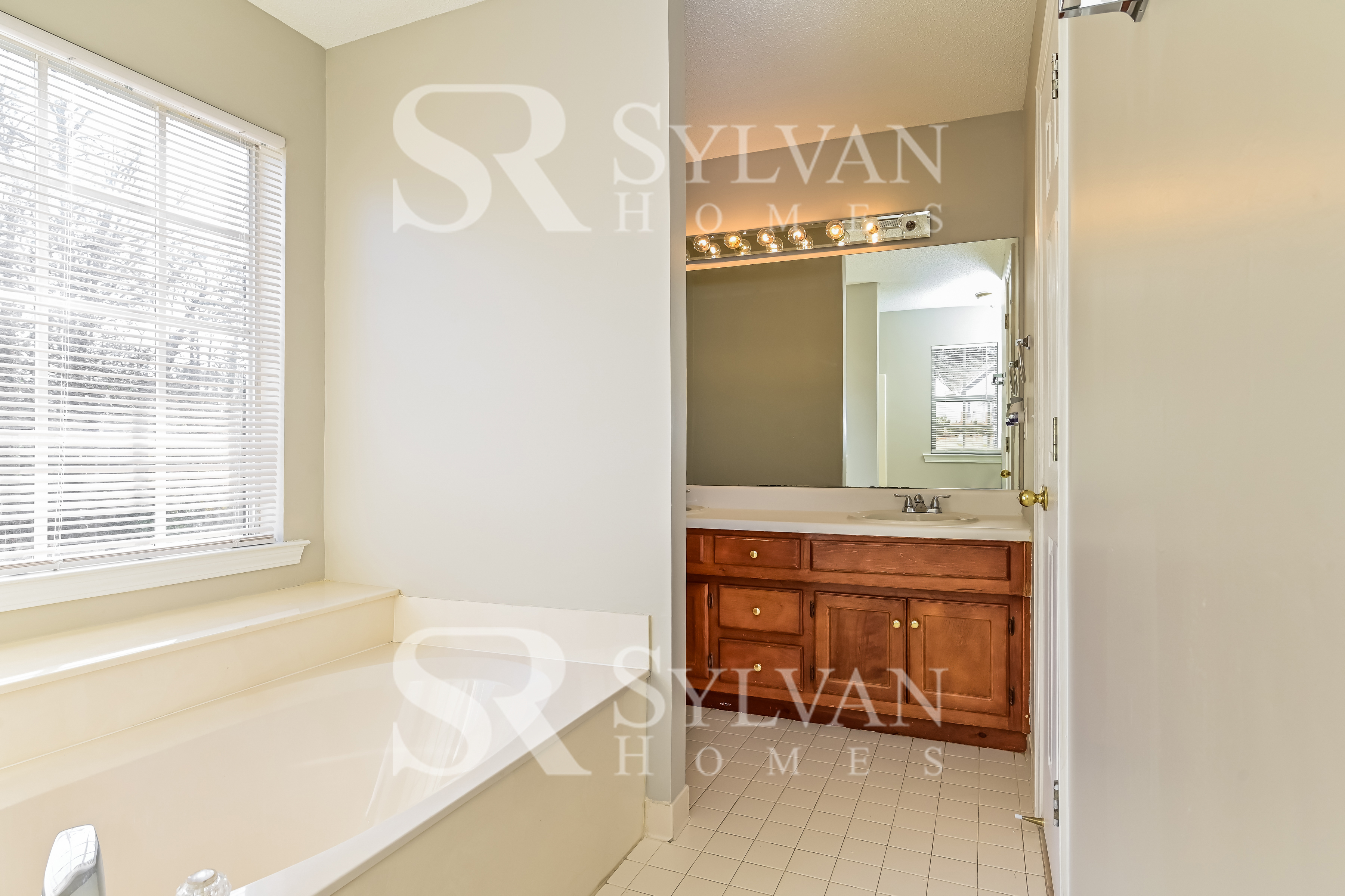 008-photo-main-bathroom-10366886.jpg