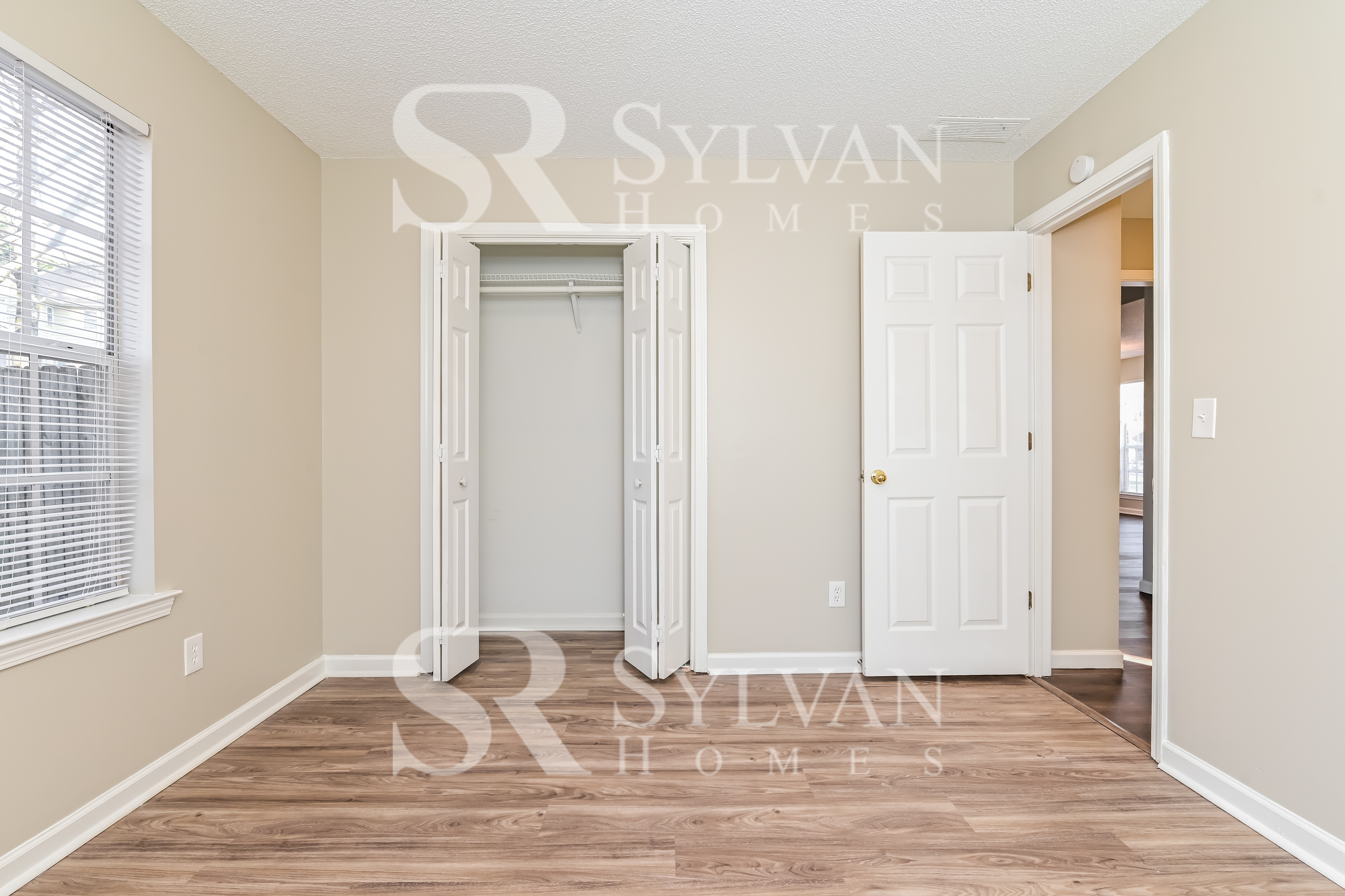 011-photo-bedroom-10366897.jpg