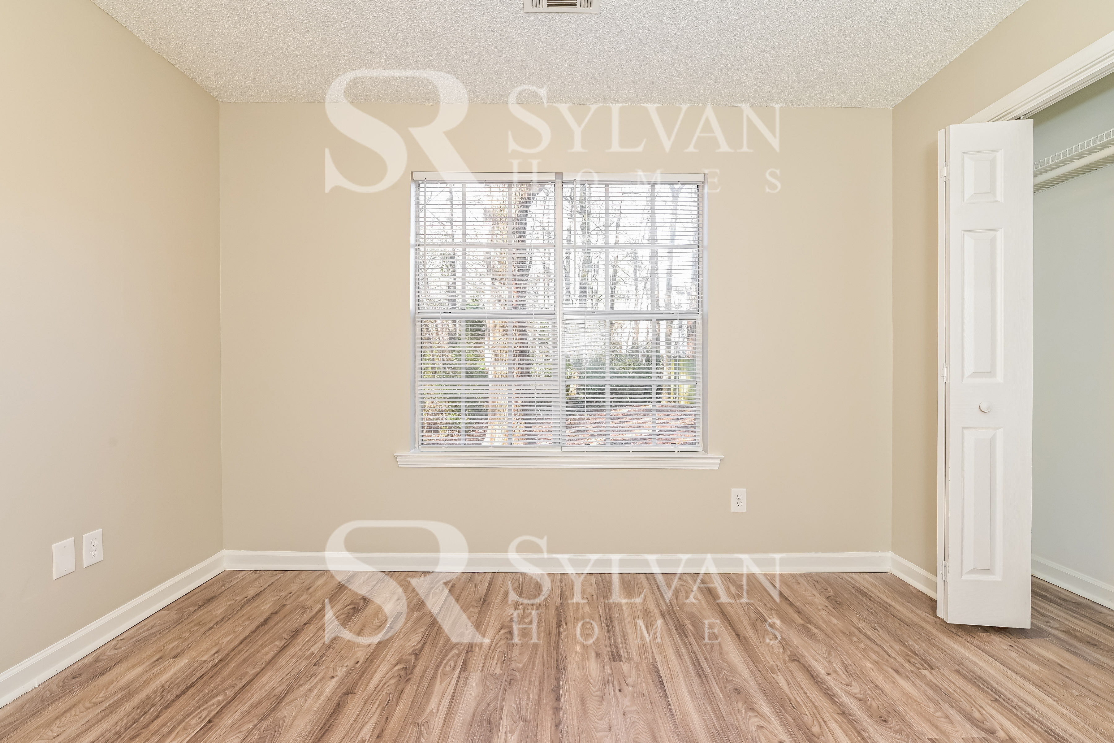 012-photo-bedroom-10366896.jpg