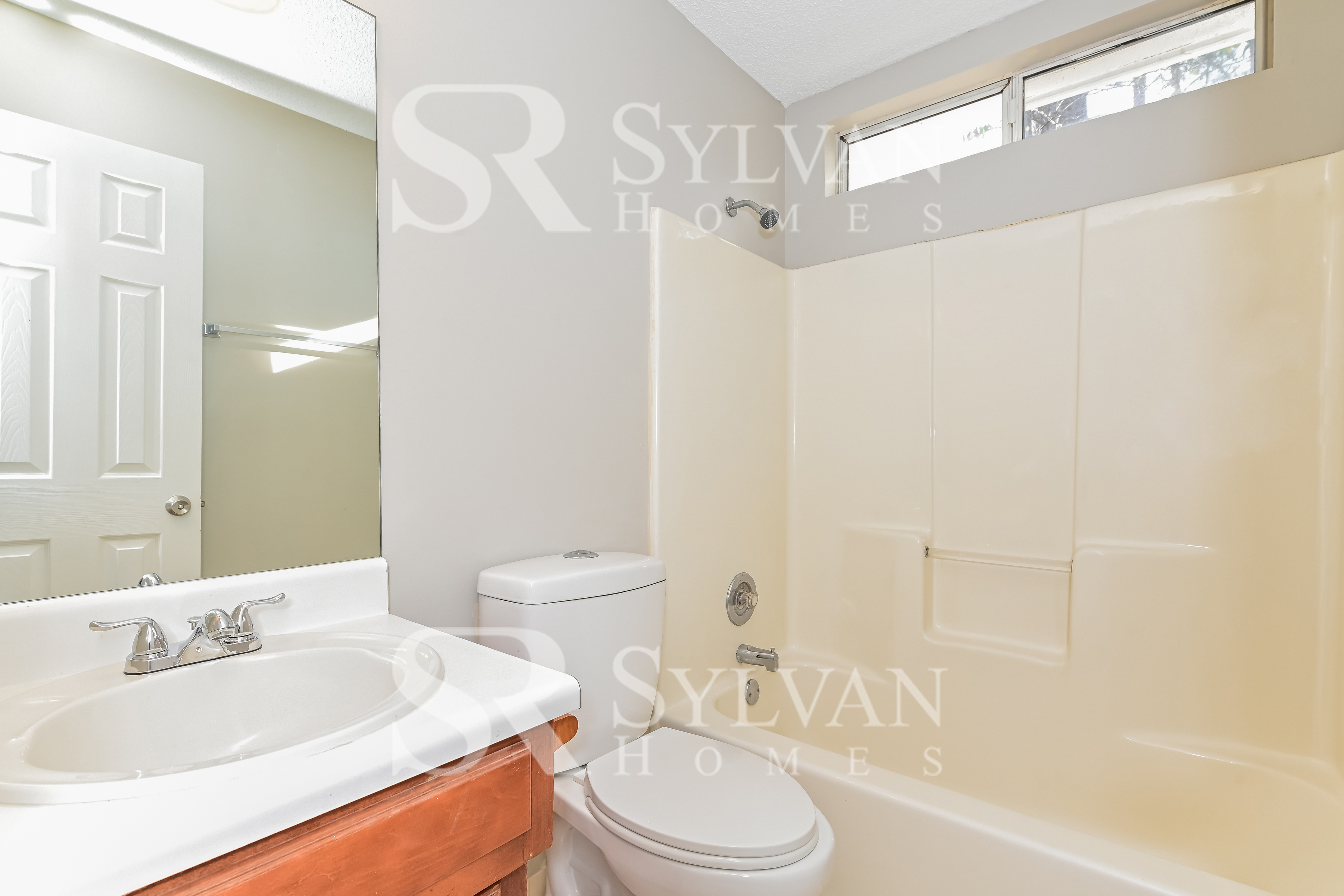 013-photo-bathroom-10366895.jpg
