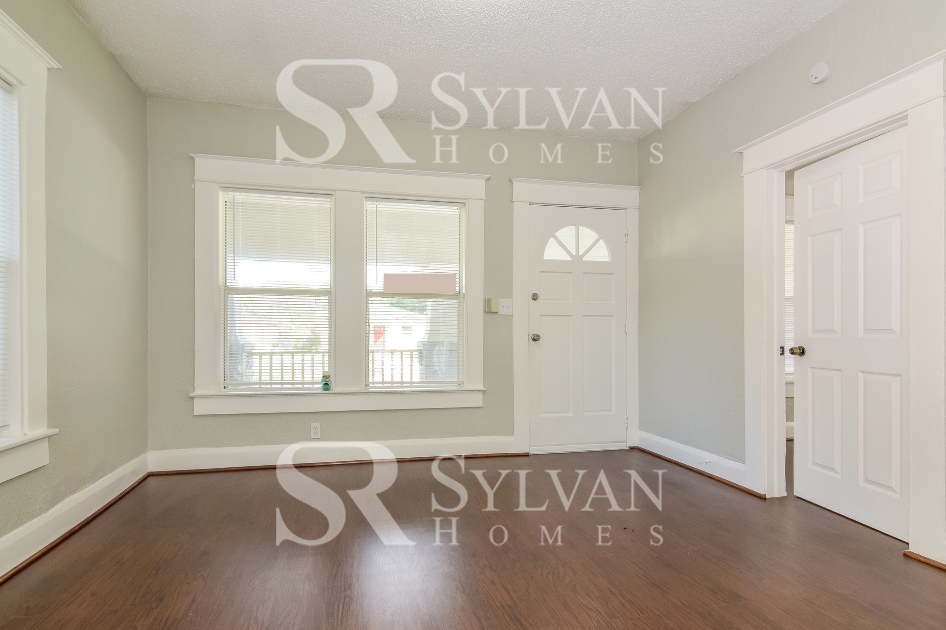 002-photo-living-room-7689123.jpg