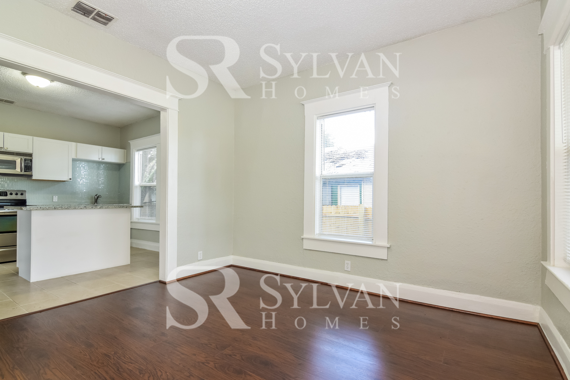 003-photo-dining-room-7689124.jpg