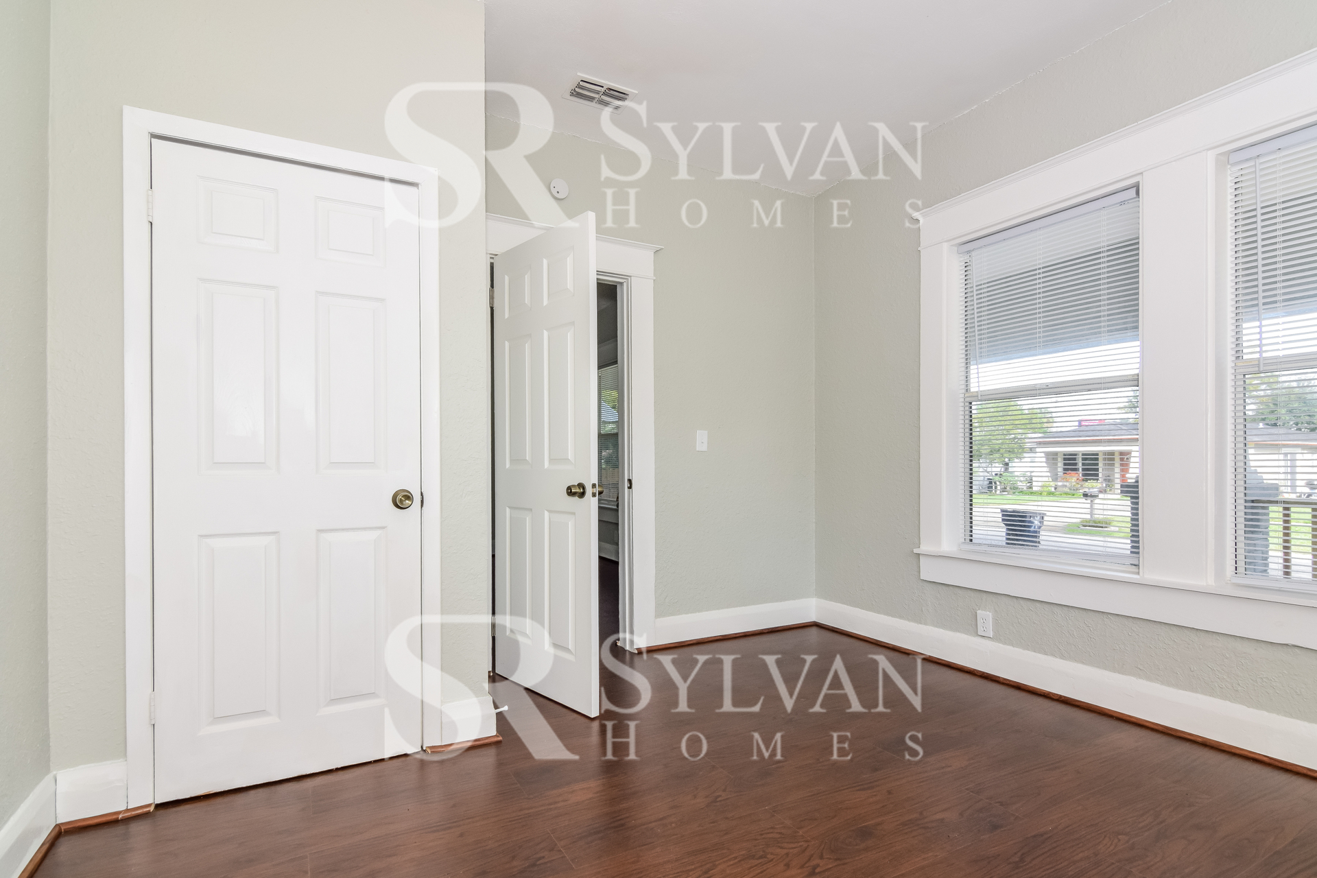 008-photo-master-bedroom-7689125.jpg