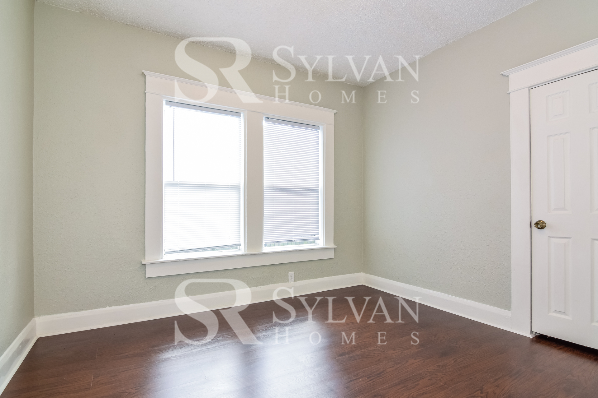 011-photo-bedroom-7689126.jpg