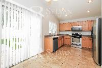 Click to view - 005-photo-breakfast-nook-11981093.jpg