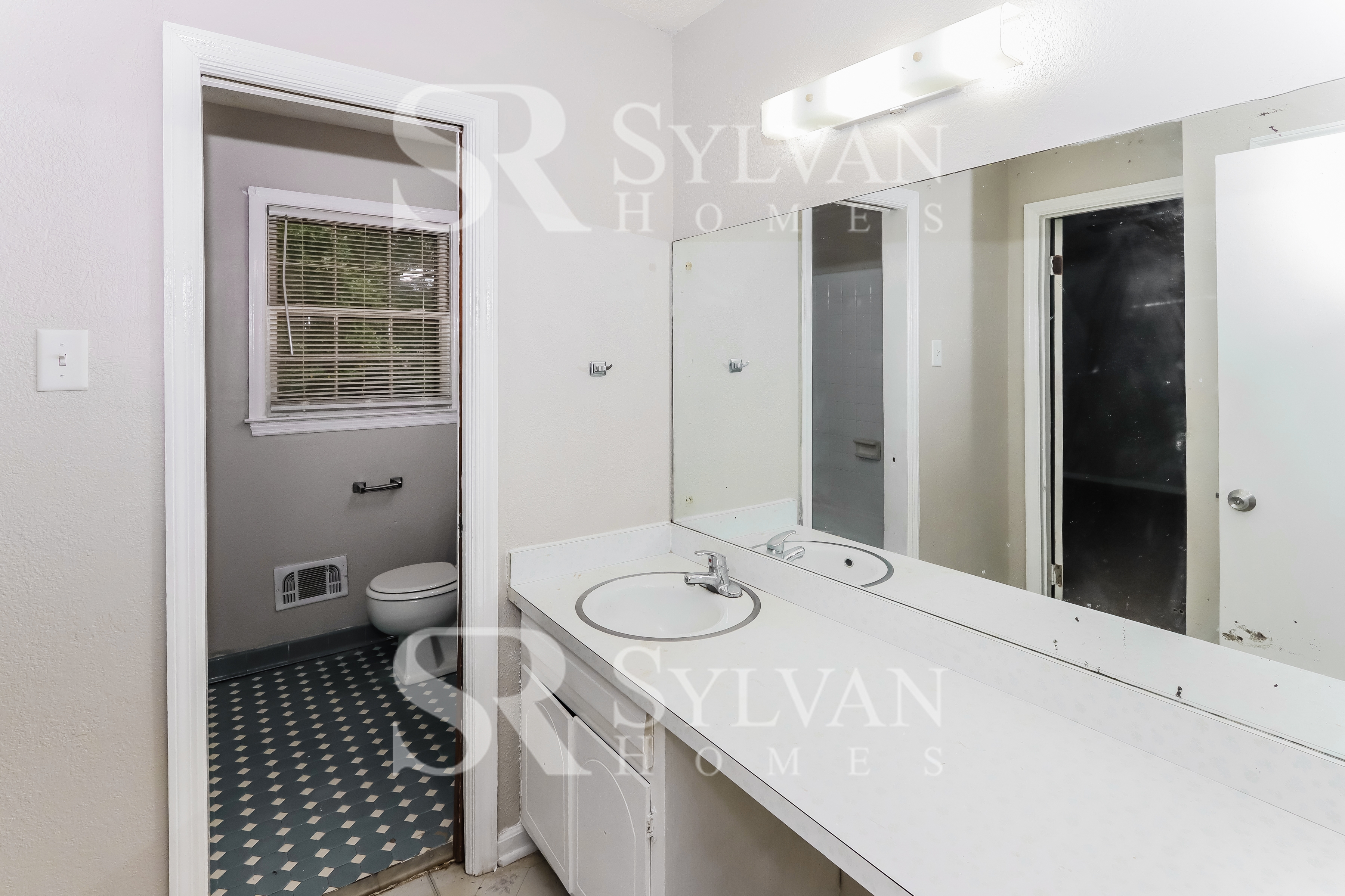 006-photo-main-bathroom-12769741.jpg