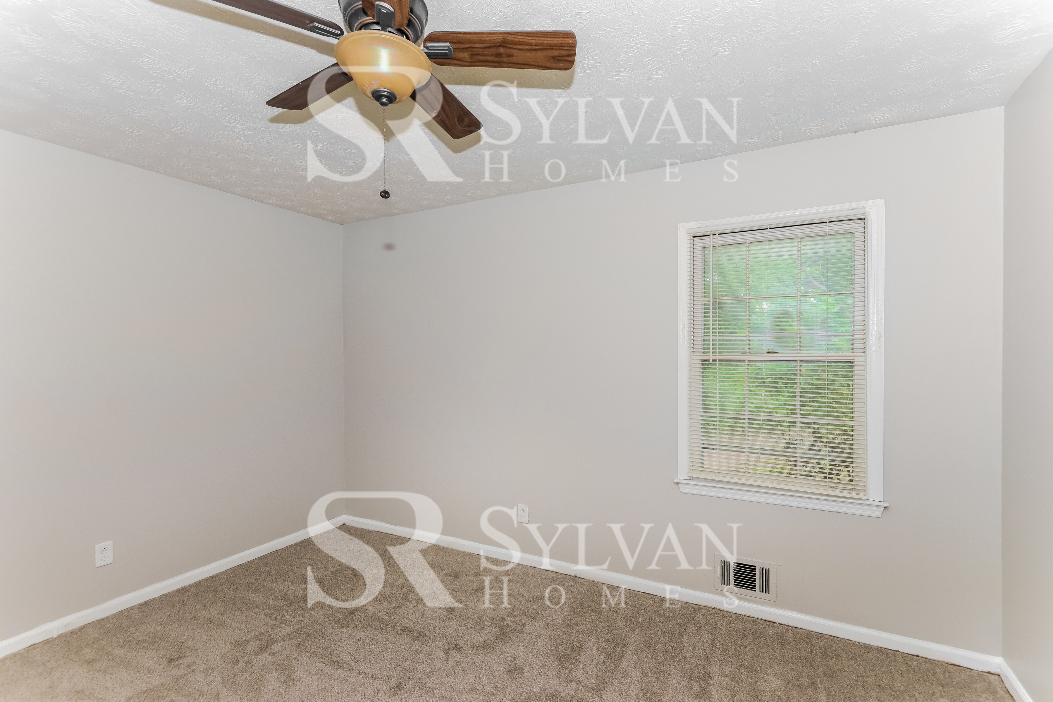 007-photo-bedroom-12769742.jpg